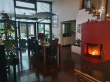 Essbereich mit Kamin Leben wie in einer modernen Stadtvilla