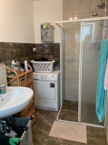Badezimmer Neuwertige 3 Zimmer Erdgeschosswohnung in zentraler Lage
