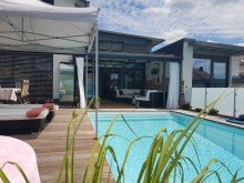 Au�enbereich mit Blick auf Pool und Terrasse Leben wie in einer modernen Stadtvilla