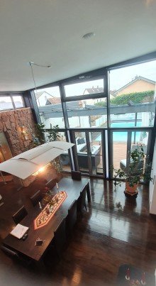 Essbereich mit Ausblick zum Pool Leben wie in einer modernen Stadtvilla