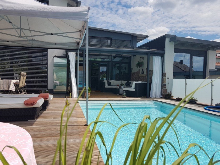 Au�enbereich mit Blick auf Pool und Terrasse Einfamilienhaus Alzenau