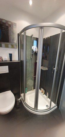 Badezimmer mit Dusche Leben wie in einer modernen Stadtvilla