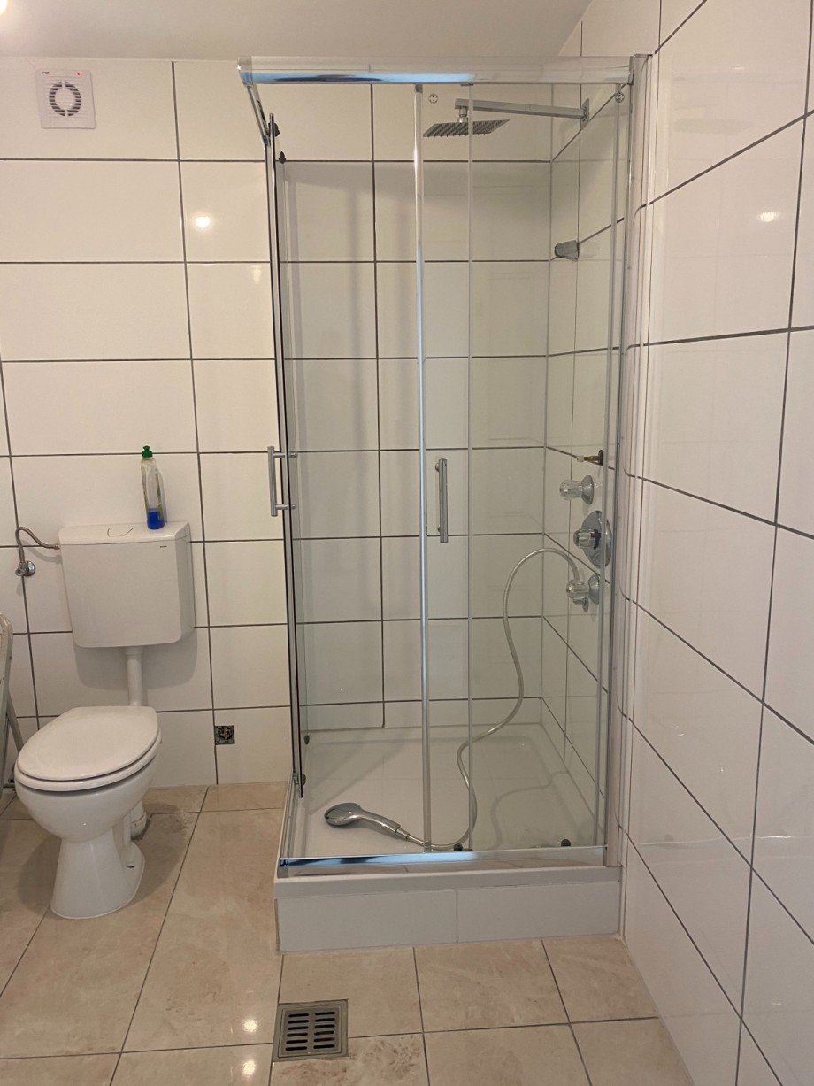 Badezimmer Souterrainwohnung Sch�neck