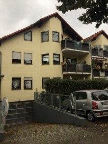 Hausansicht mit Tiefgaragen Einfahrt sch�ne Eigentumswohnung im Zentrum von Rodgau J�gesheim