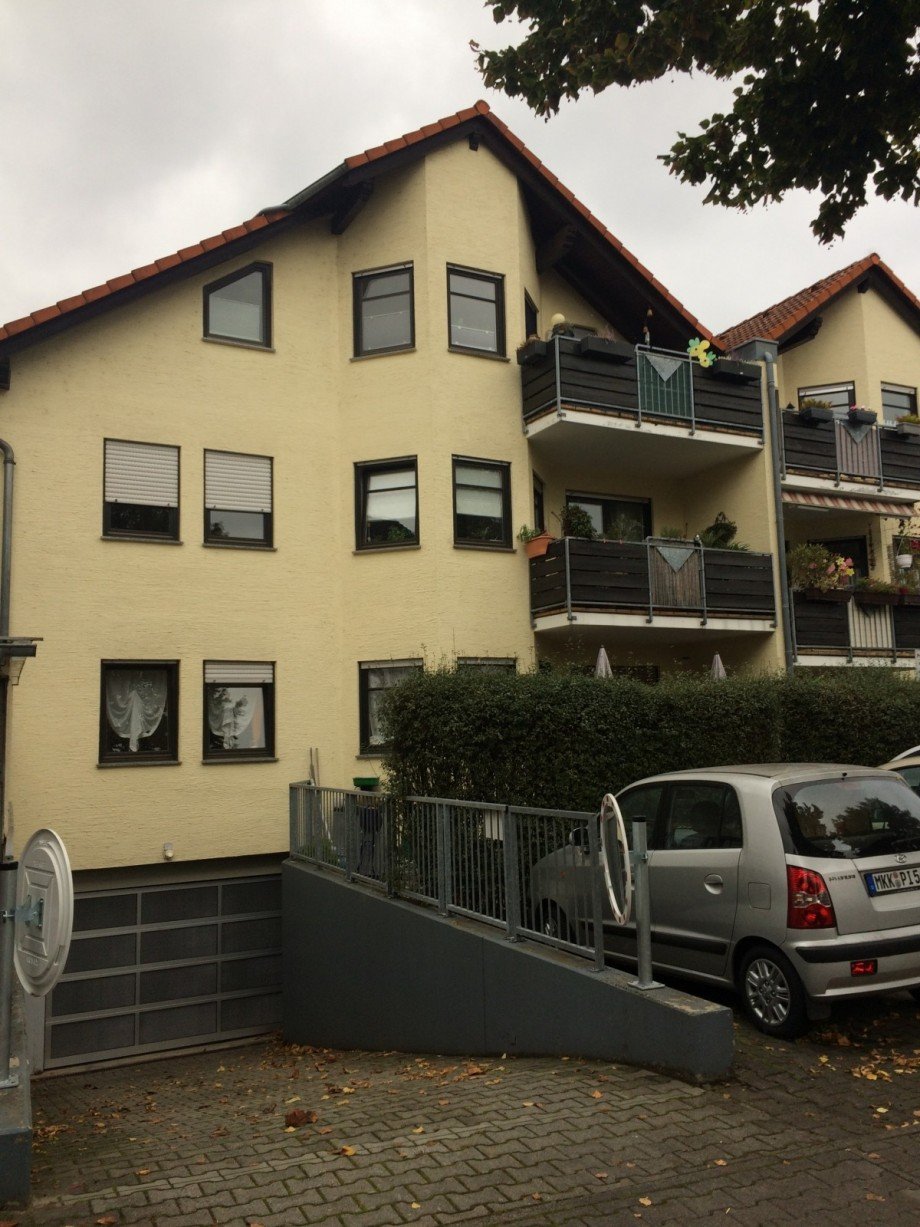 Hausansicht mit Tiefgaragen Einfahrt Dachgeschosswohnung Rodgau