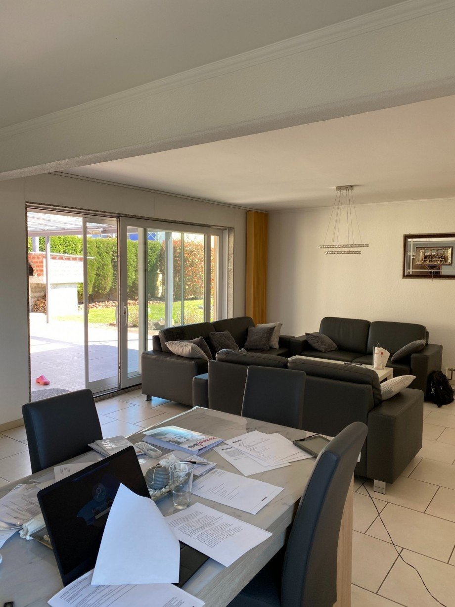 Wohnzimmer mit Zugang zur Terrasse und Garten Bungalow Rodgau