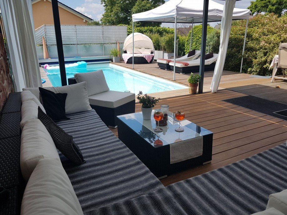 Sommerterrasse mit Blick auf den Pool Einfamilienhaus Alzenau
