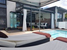 Pool Veranda Leben wie in einer modernen Stadtvilla