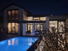 Hausansicht mit Pool Leben wie in einer modernen Stadtvilla