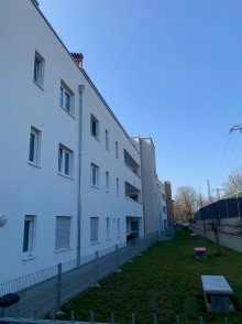 Hausansicht 1 Neuwertige 3 Zimmer Erdgeschosswohnung in zentraler Lage