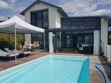 Au�enanlage mit Pool und Sommerterrasse Leben wie in einer modernen Stadtvilla