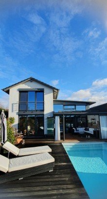 Aussicht auf Pool / Haus Leben wie in einer modernen Stadtvilla