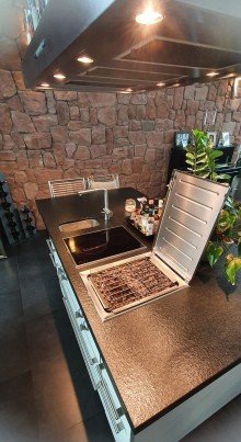 Kochinsel mit integrierten Lavasteingrill Leben wie in einer modernen Stadtvilla