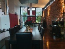 Essbereich mit Blick auf die Sandsteinwand und offene K�che Leben wie in einer modernen Stadtvilla